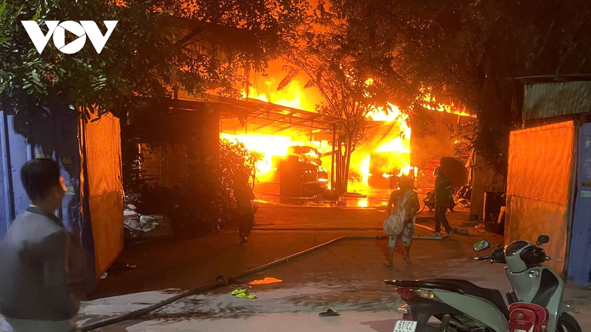 Cháy lớn kho chứa gỗ tại TP.HCM, lực lượng chữa cháy xuyên đêm dập lửa